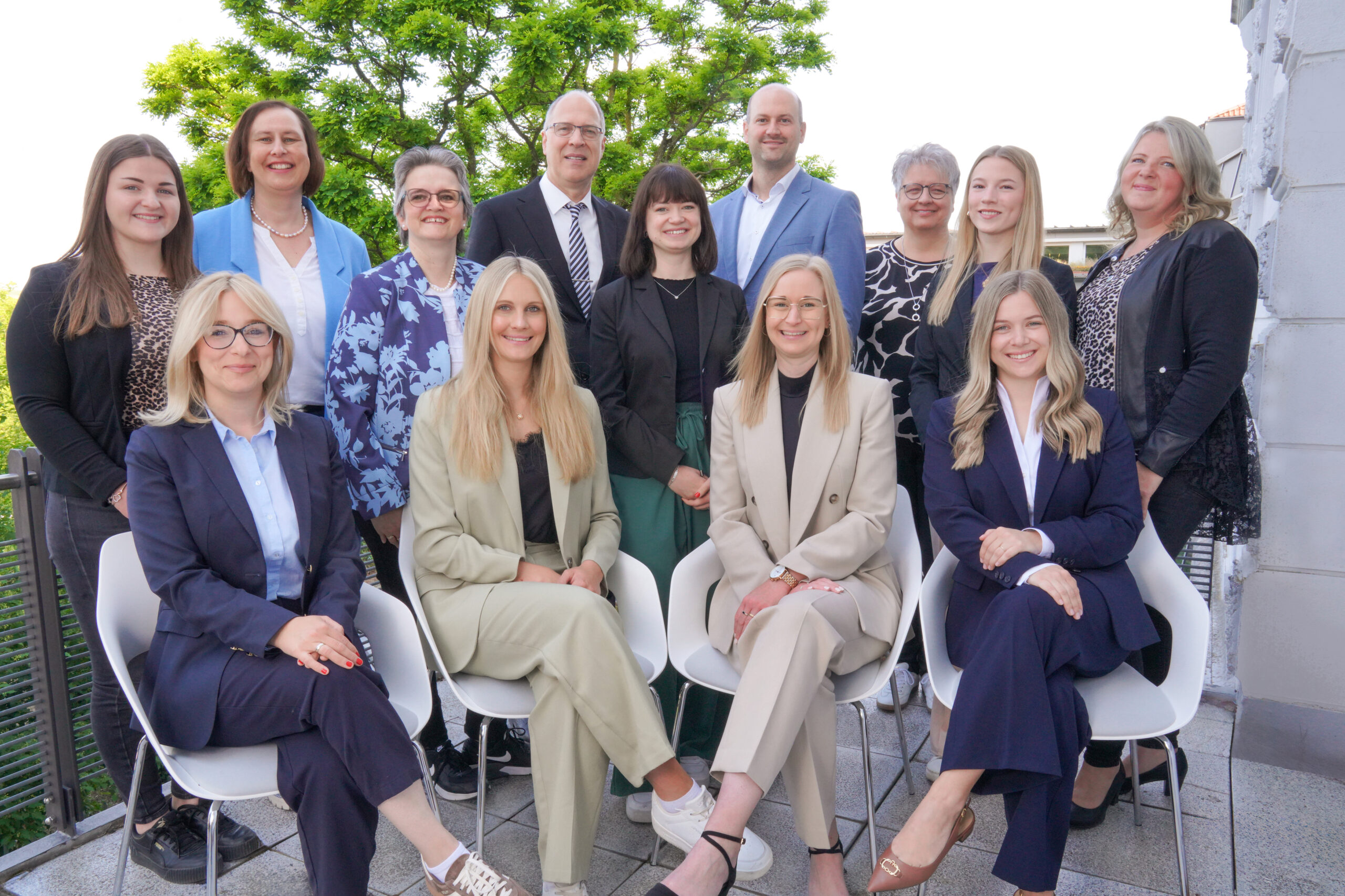 Alle Mitarbeiter der Kanzlei Kranz & Kollegen sind stehen und sitzen nebeneinander.